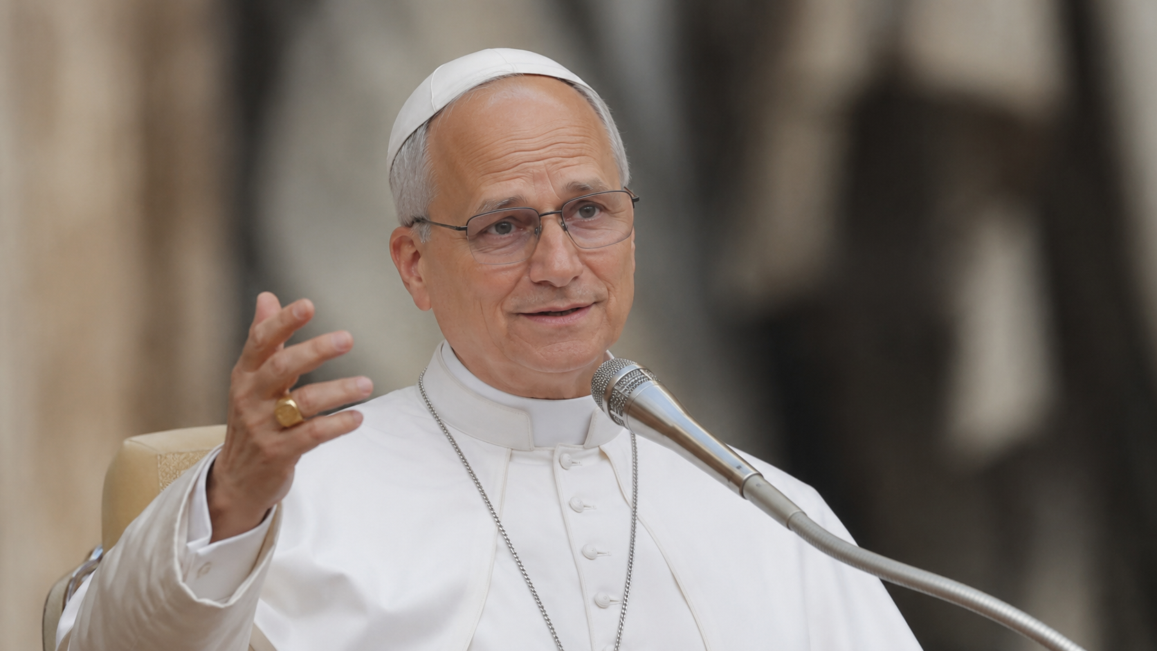 Papa León XIV Advierte que Redes Sociales e IA Pueden Sumergirnos en un Mundo Irreal