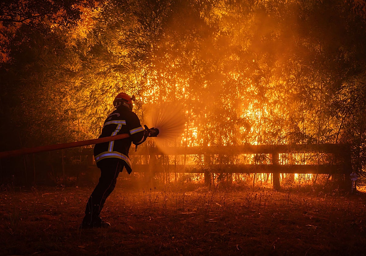 El megaincendio que asola el sur de Francia quema ya 42.000 hectáreas, obliga a desalojar a 220.000 personas y se encuentra a tan solo 15 kilómetros de Burdeos