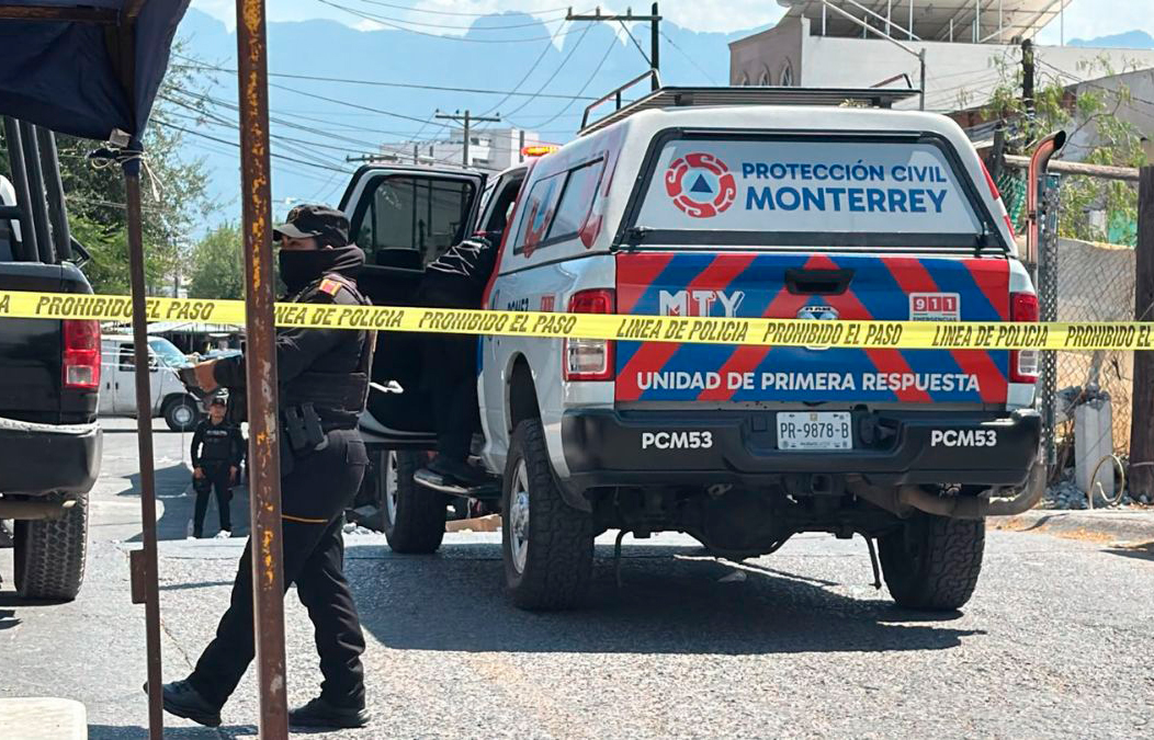 Colapsa poste en mercado rodante de Monterrey; deja a un hombre herido de gravedad