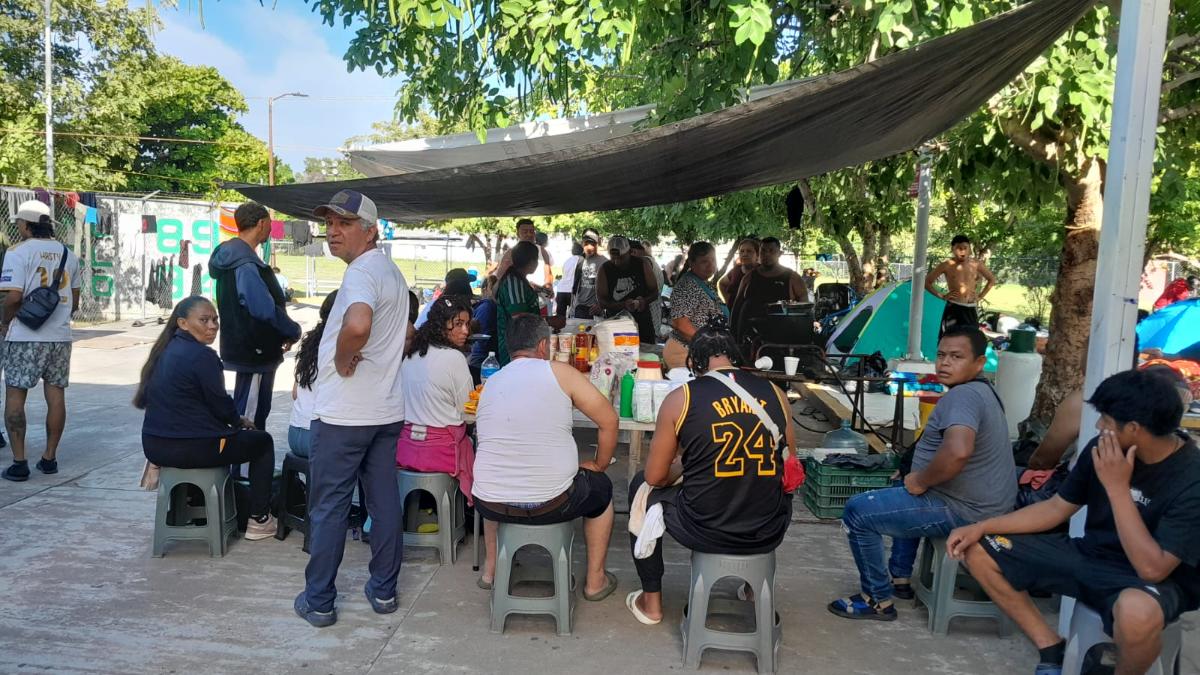 Dividida, pero avanza la caravana migrante