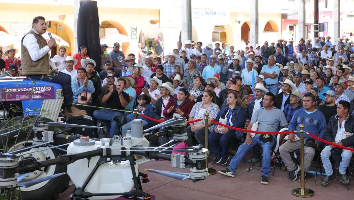 Armenta entrega tractores, fertilizantes y recursos para obras en Ixtacamaxtitlán; inversión al campo suma mil 700 millones de pesos