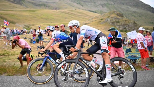 Claudia Sheinbaum celebra podio histórico de Isaac del Toro en el Tour de Francia
