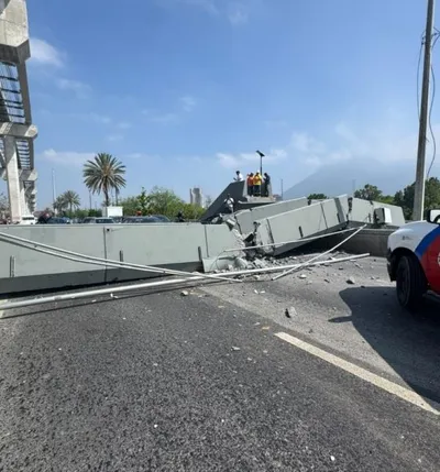 Cae Puente Peatonal Sobre Auto en Avenida Constitución en Monterrey, NL