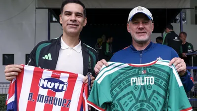 Rafa Márquez visita a Chivas en Verde Valle