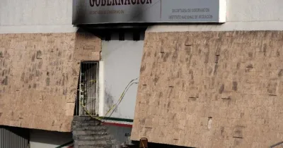 Francisco Garduño comparece ante juez por incendio migratorio en Ciudad Juárez; víctimas exigen que no retiren los cargos