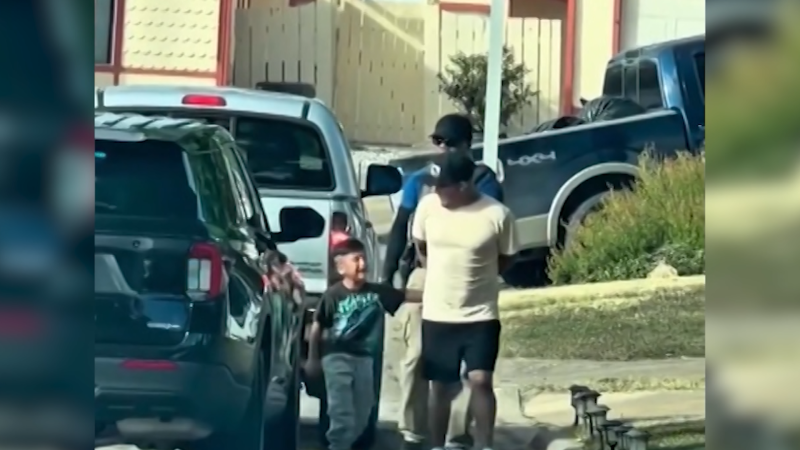 Iba a un partido de fútbol pero terminó deportado a México con su padre: "Está completamente traumatizado”