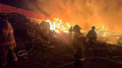 Incendio en chatarrera deja daños materiales